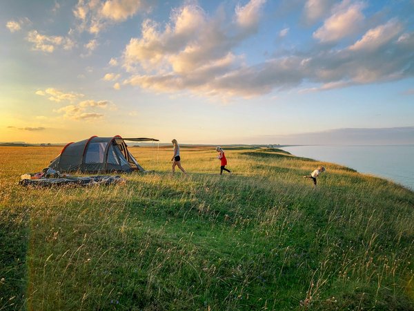 Quels sont les meilleurs conseils pour un camping en région de dunes de sable en hiver?